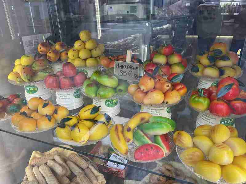 Frutta di Martorana a kirakatban